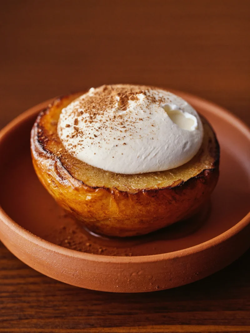 Mela al forno con cannella e cucchiaiata di ricotta in coppetta di terracotta